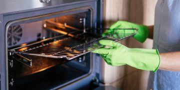 Cum sa cureti gratarele din cuptor si sa indepartezi urmele de grasime