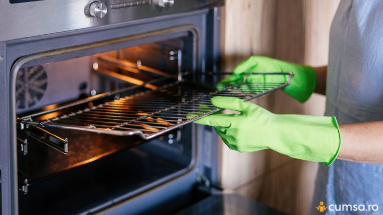 Cum sa cureti gratarele din cuptor si sa indepartezi urmele de grasime