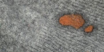 Cum sa cureti petele de pe un pulover din casmir si cu ce le poti indeparta