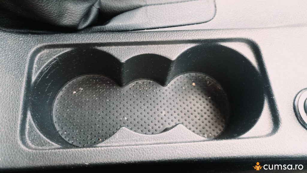 Cum sa cureti suportul de pahare din masina